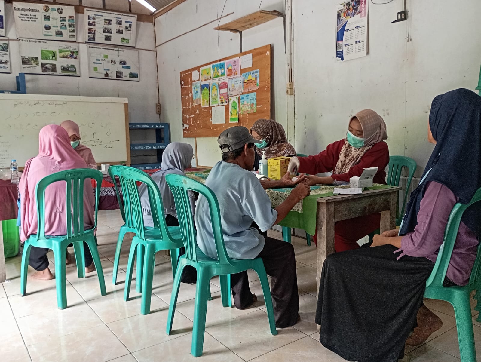 Saung Ilmu Bintang Gemilang Dampingi Pengobatan Lansia di Desa Jeruklegi Wetan